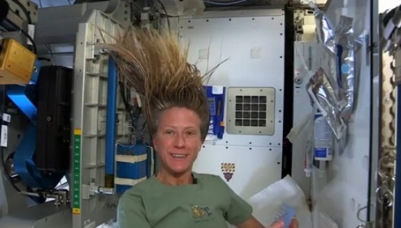Astronauta nos enseña a peinarnos en el espacio