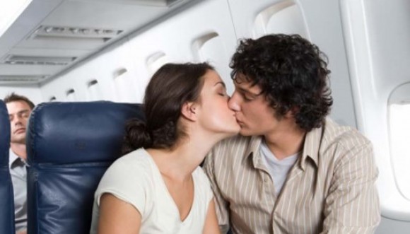 Pareja es atrapada teniendo sexo en avión