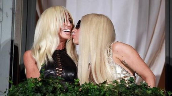 Lady Gaga confiesa sus experiencias con mujeres