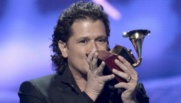 Carlos Vives gana 3 premios en unos emotivos Latin Grammy
