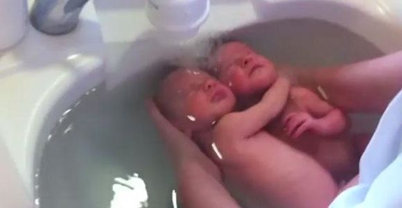 Video: Hermosos gemelos no se dan cuenta que nacieron