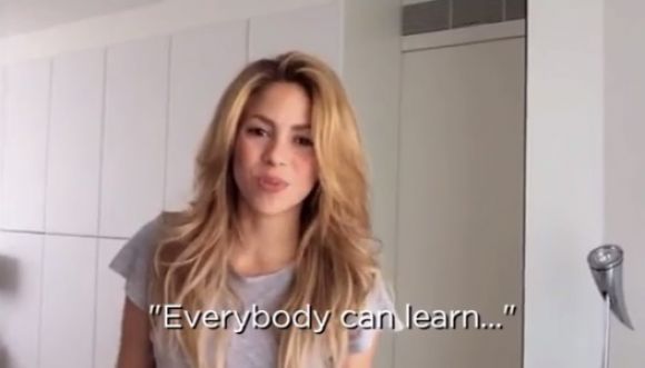 Shakira promotora de enseñanza en computación