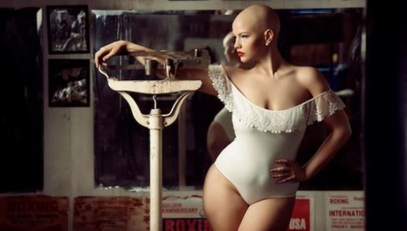 La modelo Elly Mayday con cáncer que marca tendencia