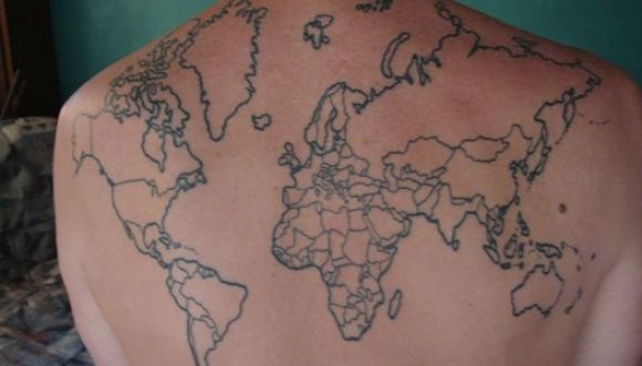 Hombre se tatuó un mapamundi para registrar sus viajes