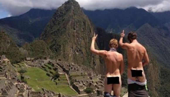 Desnudarse en Machu Picchu es una moda