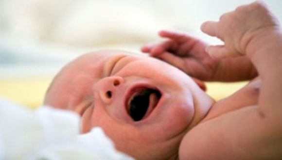 Video: bebé recien nacido no quiere despegarse de su madre