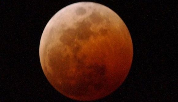 Aquí puedes ver el eclipse lunar vestido de rojo