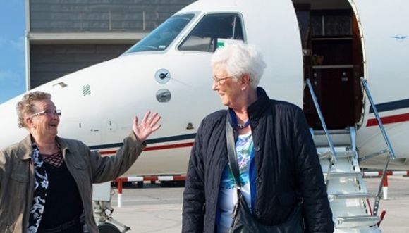 Felicidad de unas abuelas por su primer viaje en avión