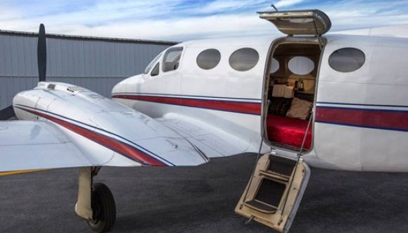 Ya puedes cumplir tu fantasía sexual al borde de un avión