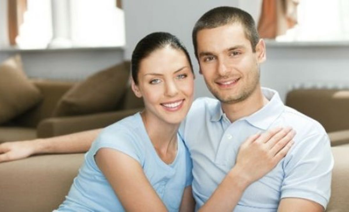 Счастливая пара фото. Фотосессия пары. Наслаждаться молодою женой. Фотосессия пары на кухне. Наслаждаться молодою женой.