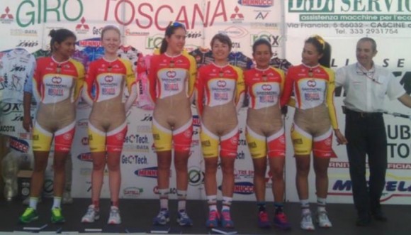 Así es el uniforme del equipo femenino de ciclismo ¿qué tal?