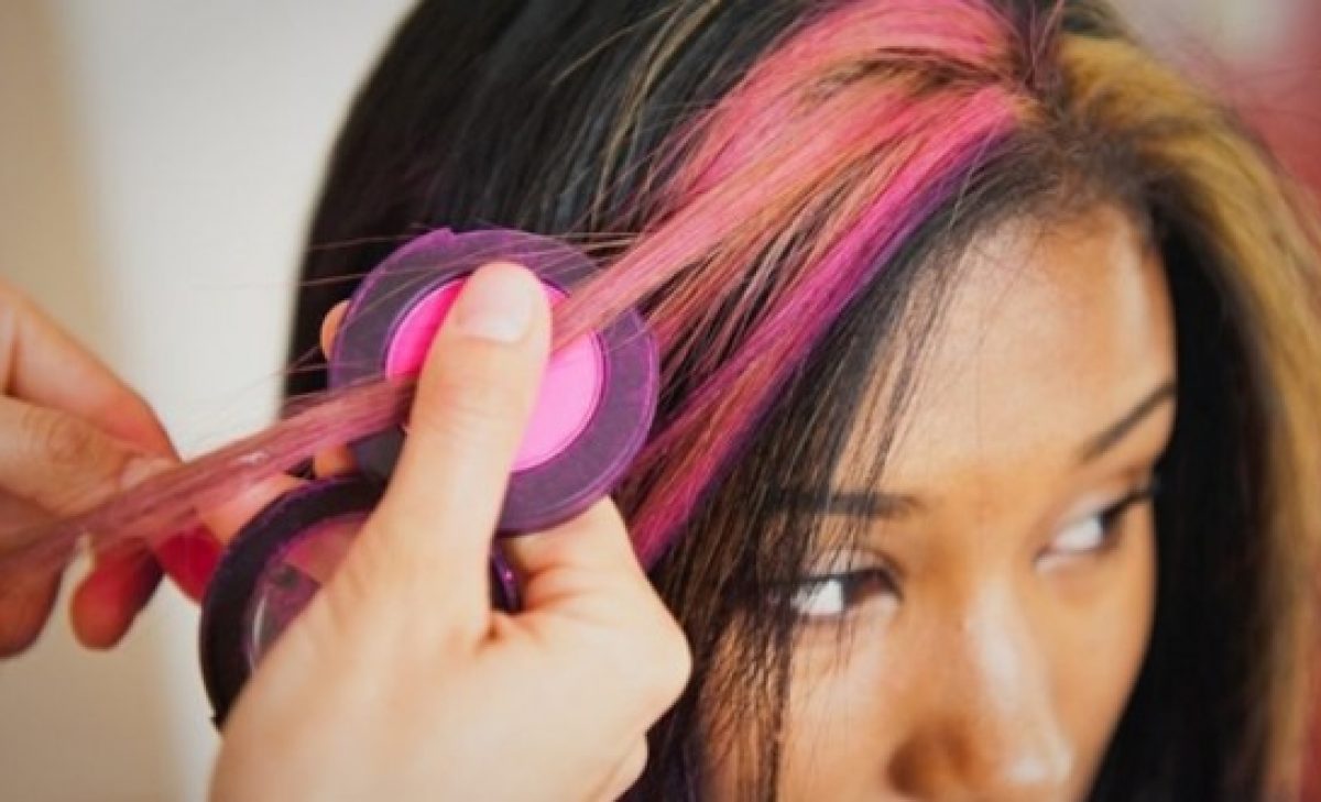 Пудра для волос цветная. Девушке красят волосы в салоне. Сода для волос окрашенных хной. Необычный цвет волос. Не стоит красить волосы.