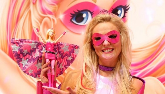 Barbie se convierte en superheroína