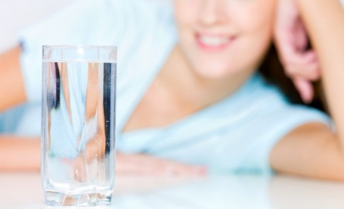 Как их надо пить. Стакан воды после пробуждения. Пить воду после пробуждения. Женская рука со стаканом воды.