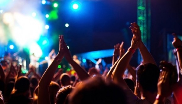Así se desnudan universitarias a cambio de alcohol