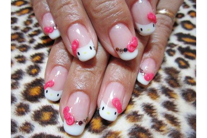 foto de uñas decoradas con estilo hello kitty con relieve de moños