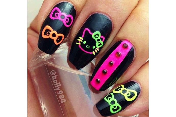foto de uñas decoradas con estilo hello kitty estilo neon