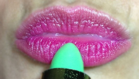 ¿Por qué pinta rosa el labial mágico verde?