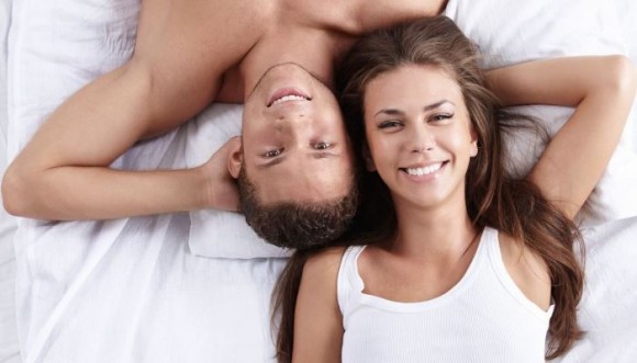 Las mujeres quieren sexo antes de dormir, los hombres por la mañana