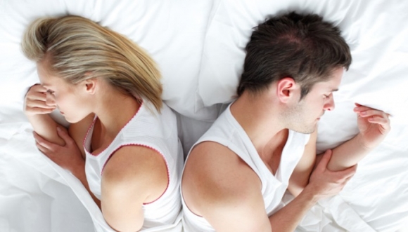 Lado de la cama donde duermes en pareja influye en tu genio