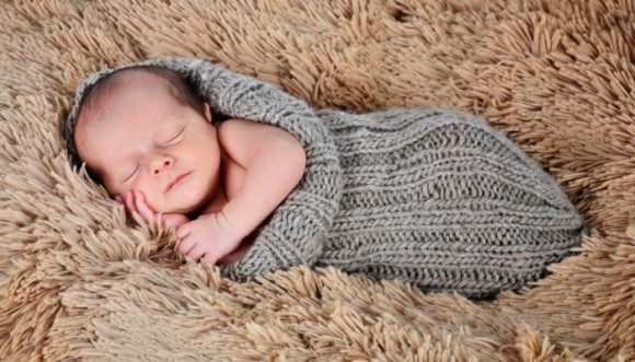 ¿Cómo dormir a un bebé en menos de un minuto? (Video)