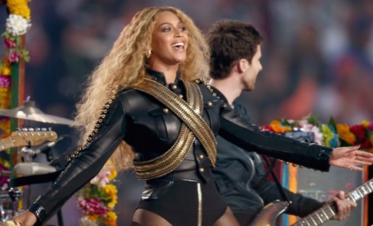 El significado de la ropa de Beyoncé en el Super Bowl Vibra