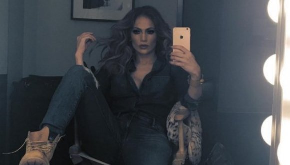 Jennifer Lopez divina sin sostén (Fotos)