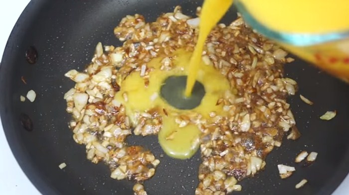 Foto de cebolla picada con un chorro de jugo de naranja