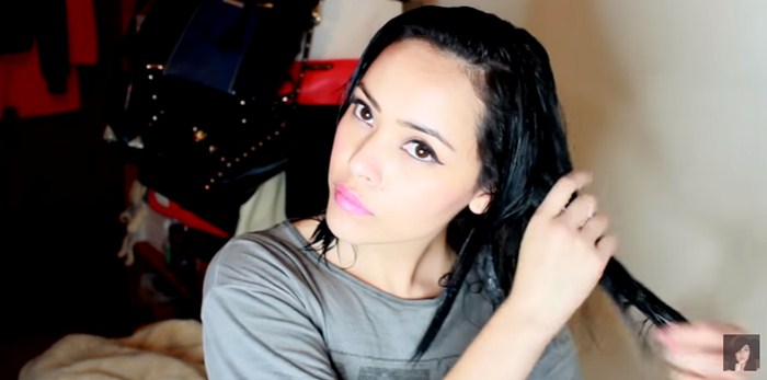 Foto de mujer con el cabello mojado