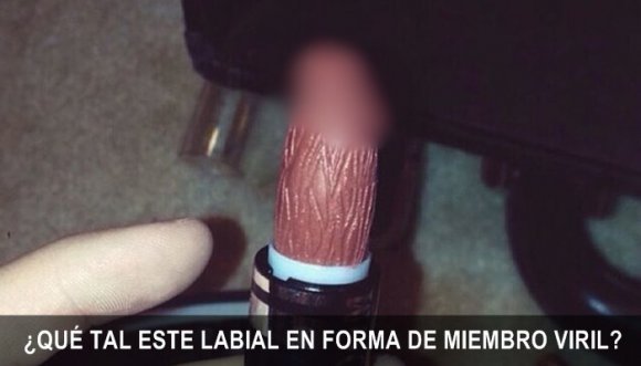 Labial en forma de aparato reproductor masculino causa sensación
