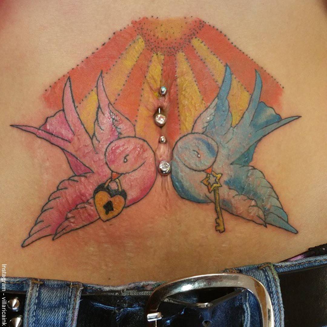 Foto de un tatuaje en el ombligo y las estrías con un par de pájaros