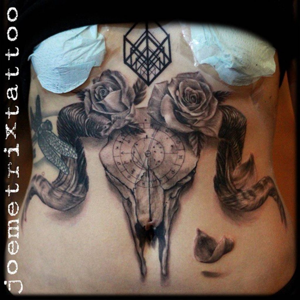 Foto de un tatuaje en el ombligo adornado el signo zodiacal de Tauro