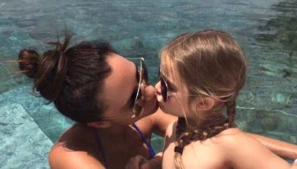 Victoria Beckham desata polémica: ¿está bien besar a tus hijos en la boca?