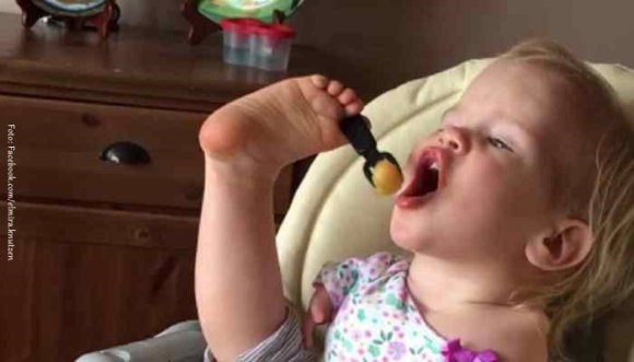 Bebé come con sus pies y nos da una tremenda lección (Video)