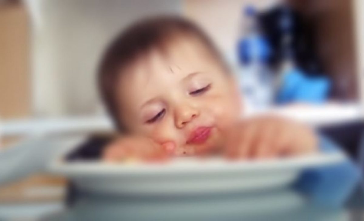 Así es una lucha interna entre el hambre y el sueño (video)