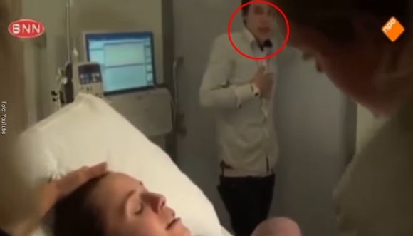Joven vio nacer a su hijo y su cara se volvió viral (Video)