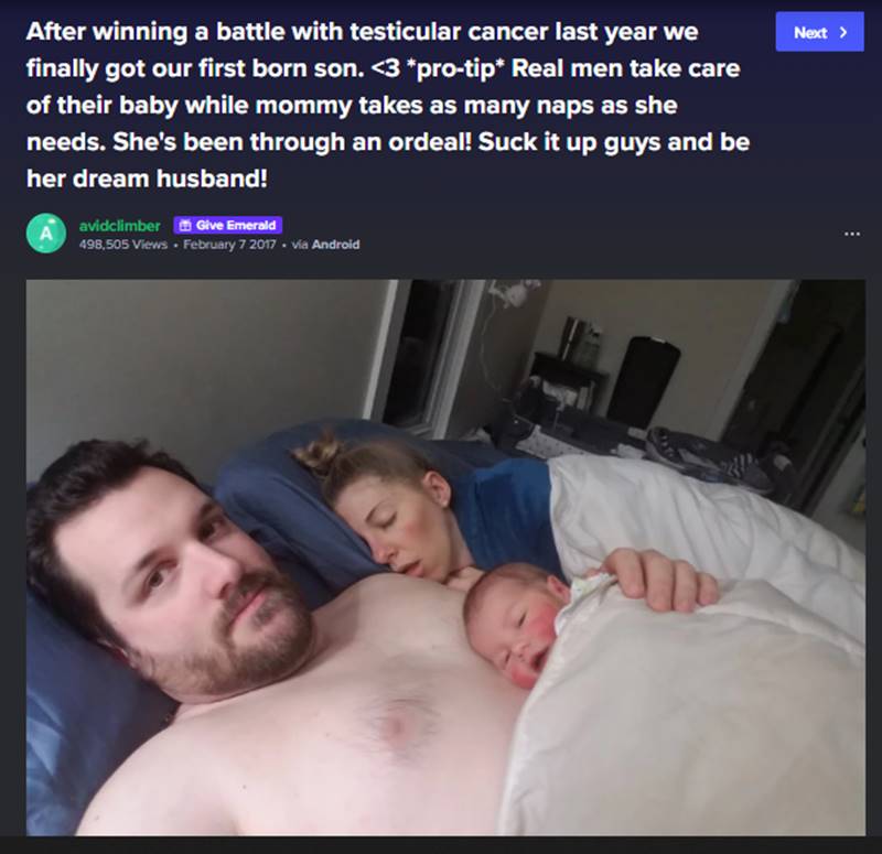 Foto de un padre durmiendo a su hijo en el pecho mientras su esposa duerme
