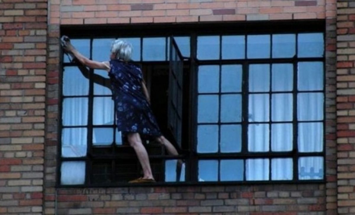 This is the police кража в музее. Зимнее окно. Зис ис полис расследования. Окно концепция. Окно — балкон bloomframe.