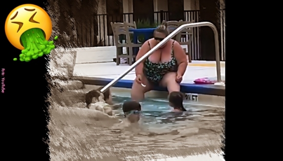 Mujer se depiló dentro de una piscina, ¡con niños! #Video