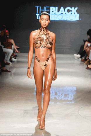 Modelos en atrevido bikini de cinta adhesiva 