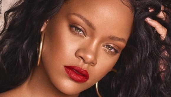 Rihanna causa revuelo por juguetes sexuales