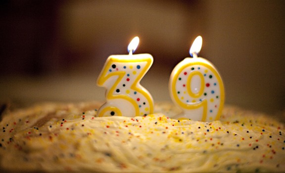 Foto de torta de cumpleaños con velas del número 39