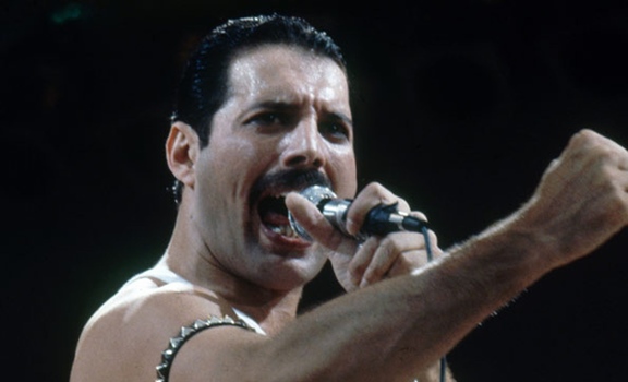 Freddie Mercury a capella les da sopa y seco a reguetoneros