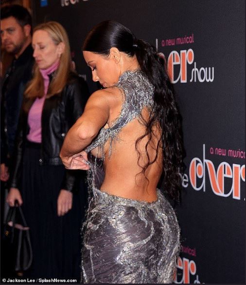 Kim Kardashian arreglándose el vestido