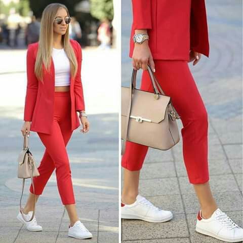 Outfit formal con tenis