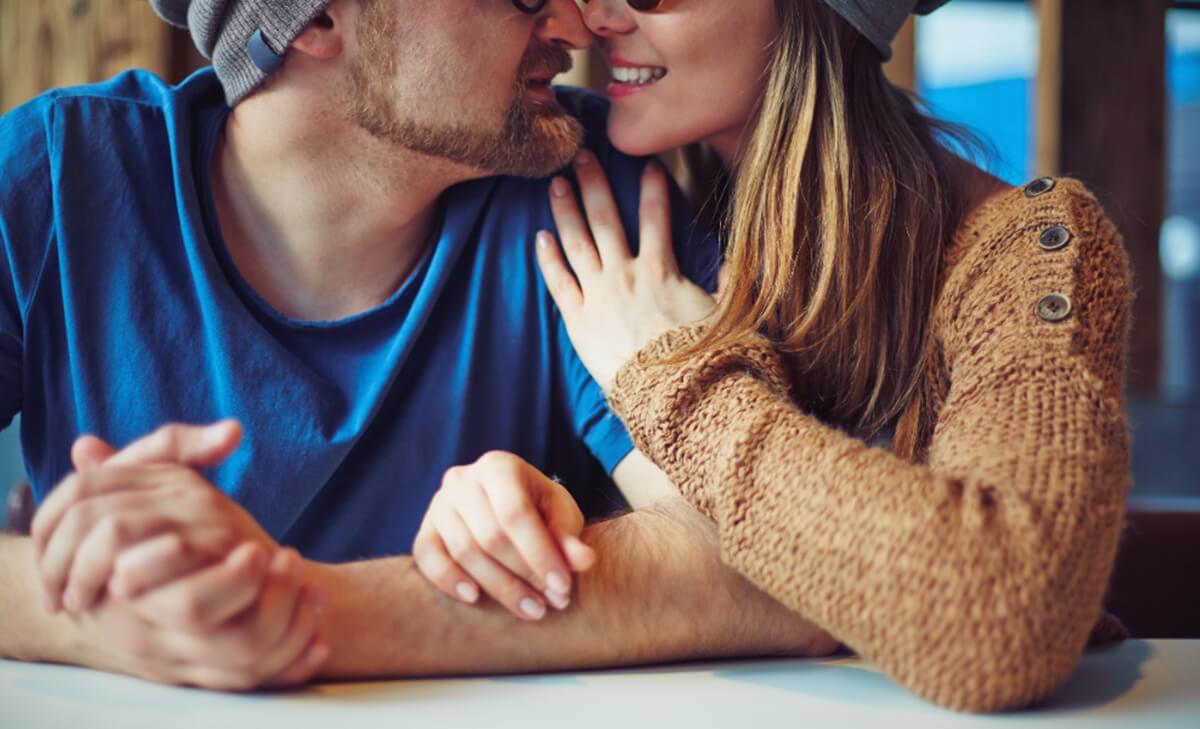 Como se toman de las manos con tu pareja, dice mucho de tu relación - Vibra Como se toman de las manos con tu pareja, dice mucho de tu relación - Vibra