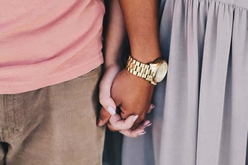 Como se toman de las manos con tu pareja, dice mucho de tu relación - Vibra