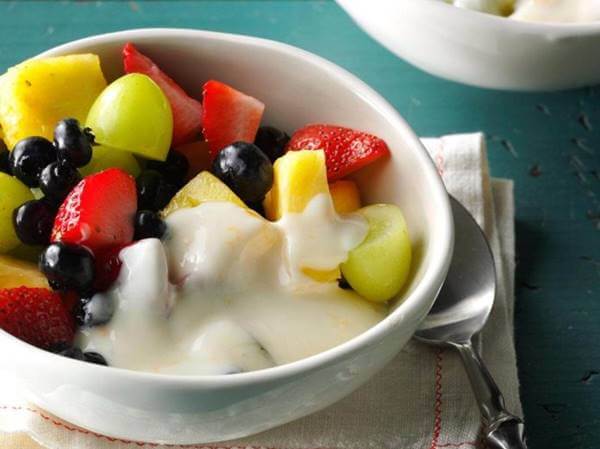 Foto de un plato con fruta y yogurt