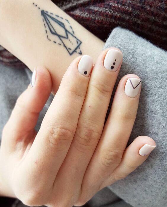 foto decoración de uñas minimalista