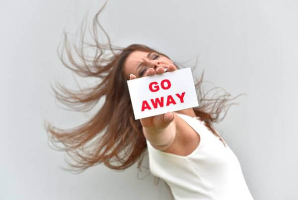 Foto de chica con letrero "go away"